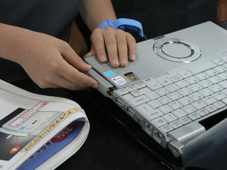 日本學(xué)生親手組裝松下筆記本，體驗(yàn)科技制造之美